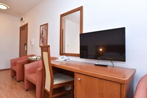 Habitació triple estàndard, diversos llits, vistes al jardí | Caixa forta a l'habitació, cortines opaques i llits addicionals 