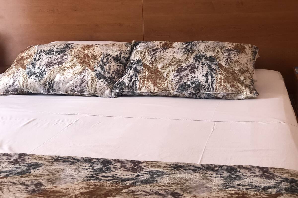 Tallelokero huoneessa, pimennysverhot, lisävuoteet, ilmainen Wi-Fi