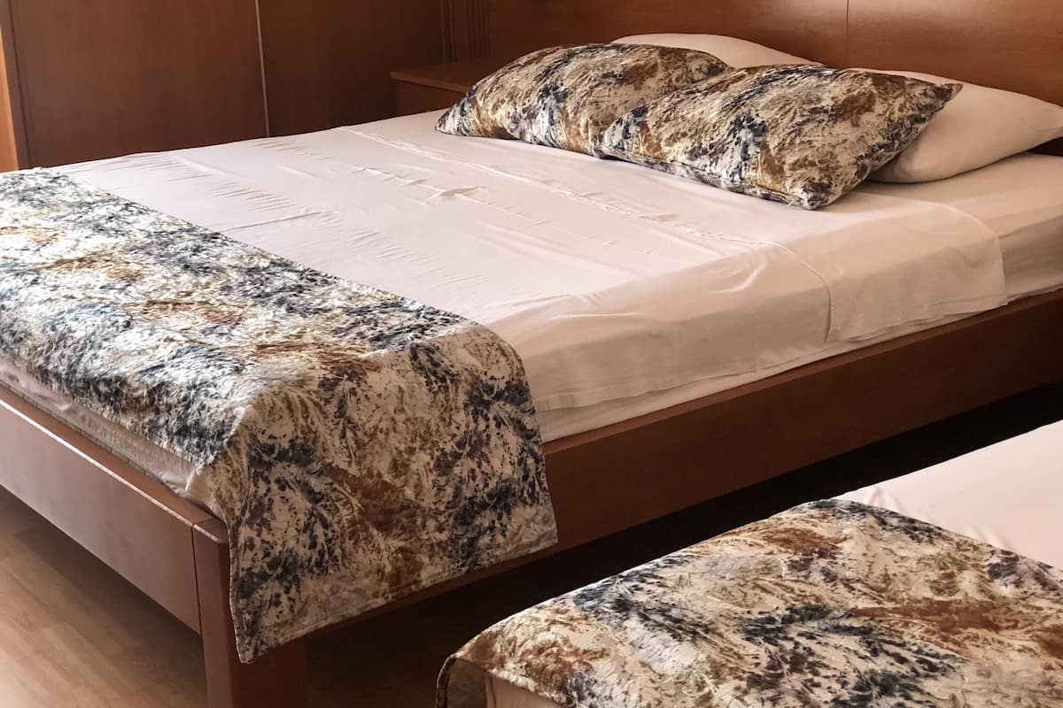 Caja de seguridad en la habitación y cortinas blackout