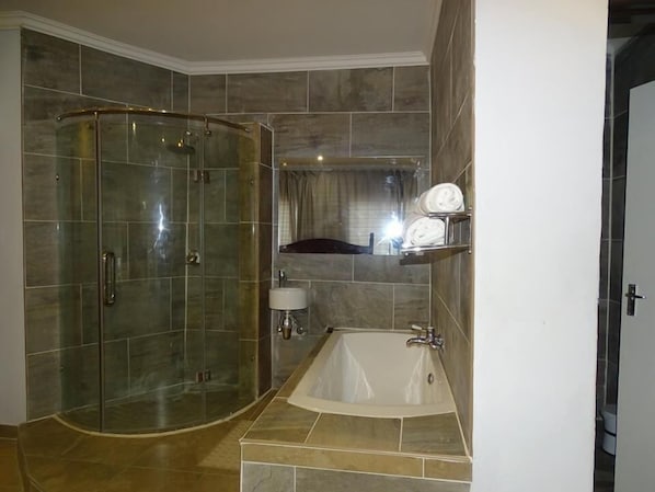 Doppelzimmer, Nichtraucher, Gartenblick | Badezimmer | Komfortbadewanne, Regendusche, kostenlose Toilettenartikel, HandtĂŒcher