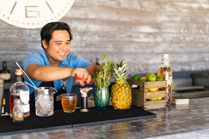 4 bars/lounges, cocktailbar