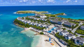 Kolam renang outdoor, dengan payung kolam renang dan kursi berjemur