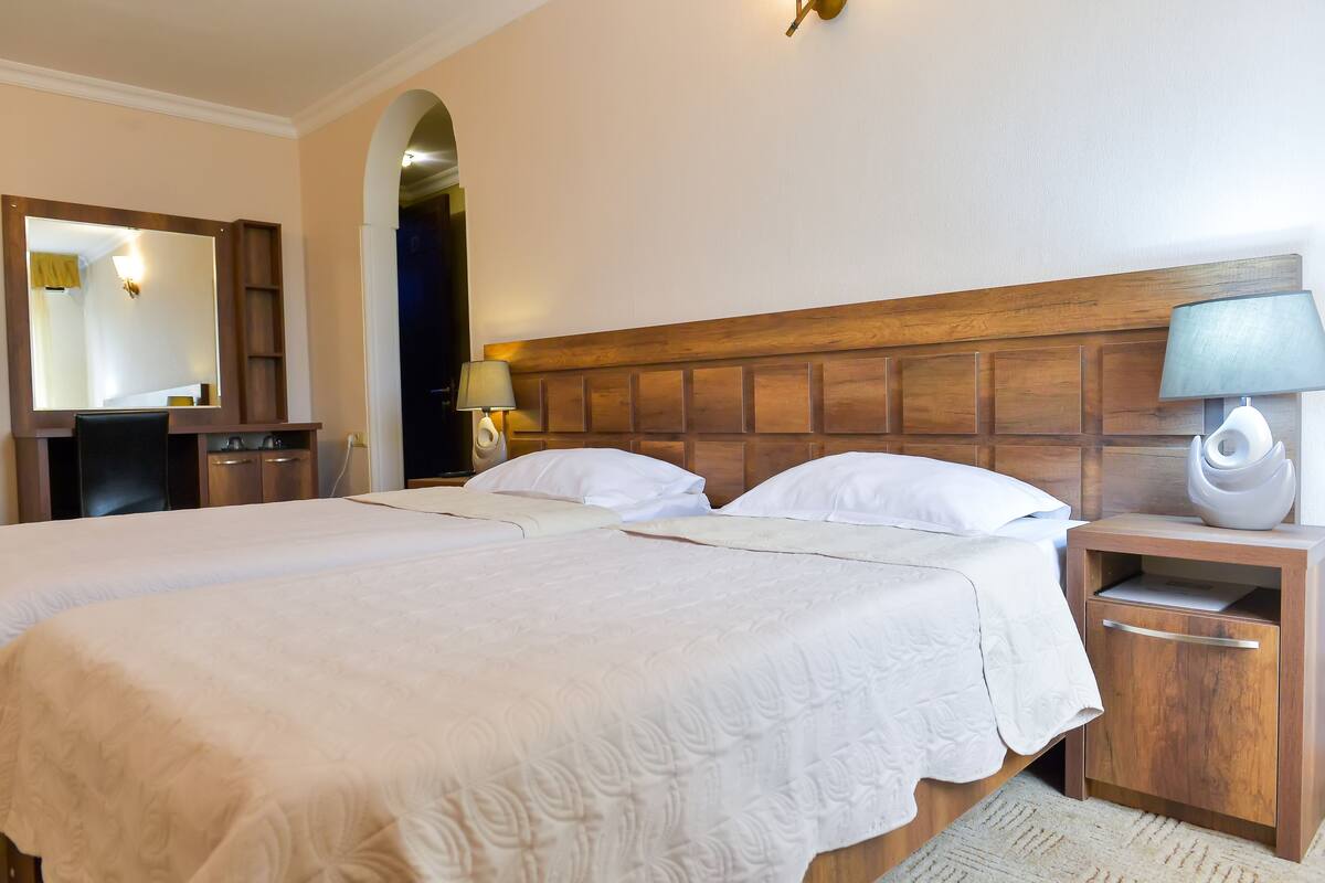 Camera con 2 letti singoli | 1 camera, minibar, una cassaforte in camera, Wi-Fi gratuito