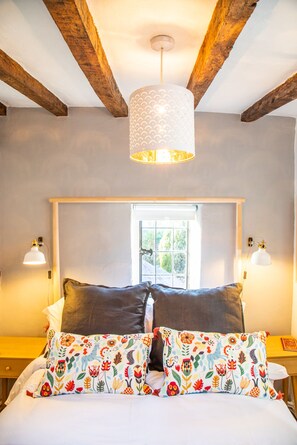 3 bedrooms, iron/ironing board, WiFi, bed sheets - 3 MASONS COURT  The oldest house in Stratford Upon Avon, Warwickshire (Stratford Upon Avon)