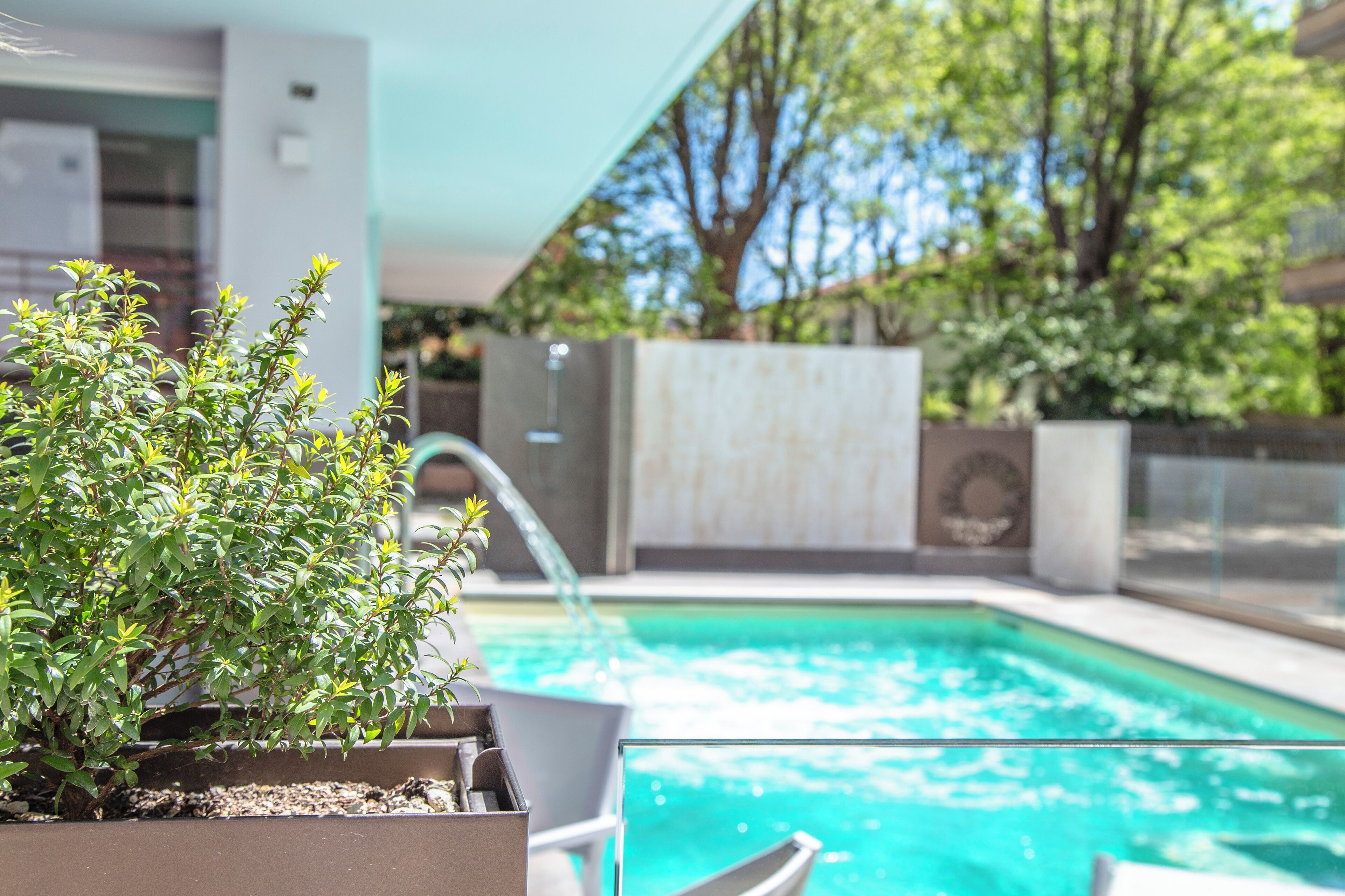 Außenpool (je nach Saison geöffnet), Liegestühle