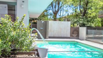 Kauden mukainen ulkouima-allas avoinna 10.00â19.00, aurinkotuoleja