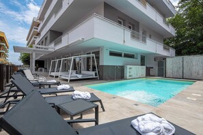 Una piscina al aire libre de temporada (de 10:00 a 19:00), tumbonas