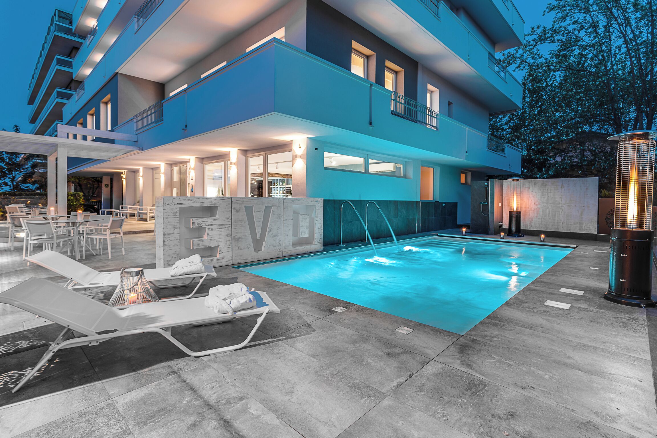 Außenpool (je nach Saison geöffnet), Liegestühle