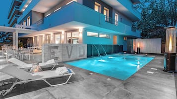 Kauden mukainen ulkouima-allas avoinna 10.00â19.00, aurinkotuoleja