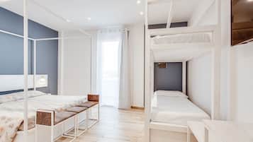 Chambre Familiale | Bureau, chambres insonorisées, lits bébé (en supplément), Wi-Fi gratuit