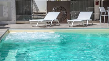 Außenpool (je nach Saison geöffnet), Liegestühle