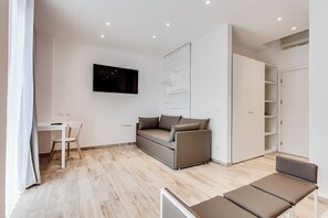 Suite estudio junior | Caja fuerte, decoración individual, mobiliario individual y escritorio