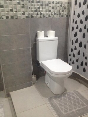 Shower, hair dryer, towels, soap - Familly Apartment Rabat Center Agdal (Rabat)