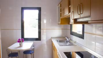 Frigorífico, microondas, placa de cocina y utensilios de cocina