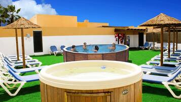 Bañera de hidromasaje al aire libre