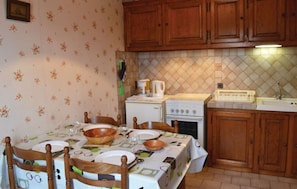 Fridge, microwave, oven, coffee/tea maker