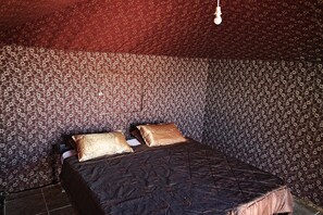 基础帐篷房, 2 张单人床, 山景 | 客房内保险箱、床单