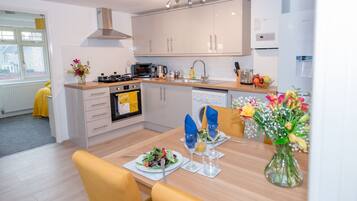 Apartment, Private Bathroom (KVM - Sunshine Apartment) | Shared kitchen