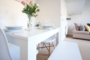 House, Private Bathroom (Bank Side House) | Restaurant - KVM - Sunshine Apartment (Peterborough)