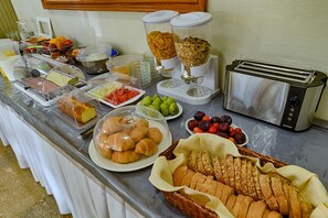 每日供應吃到飽早餐 (每人 EUR8)