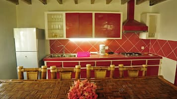 Villa, 4 habitaciones, vista al mar | Cocina privada | Refrigerador, horno, parrilla de estufa y cafetera y tetera