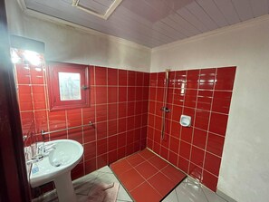 Vila, 4 kamar tidur, pemandangan laut | Kamar mandi | Shower, pancuran hujan,  dan handuk