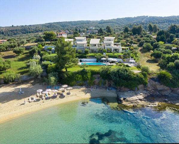 On the beach, sun loungers, beach umbrellas, beach towels - Akti Elia Villas (Sithonia)