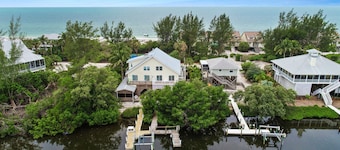 Waterfront, Gulf Views,kayaks,SUP ,1 pet. Pool & tennis are closed at this time