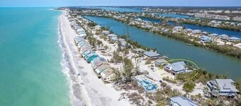 Waterfront, Gulf Views,kayaks,SUP ,1 pet.  Pool & tennis are closed at this time