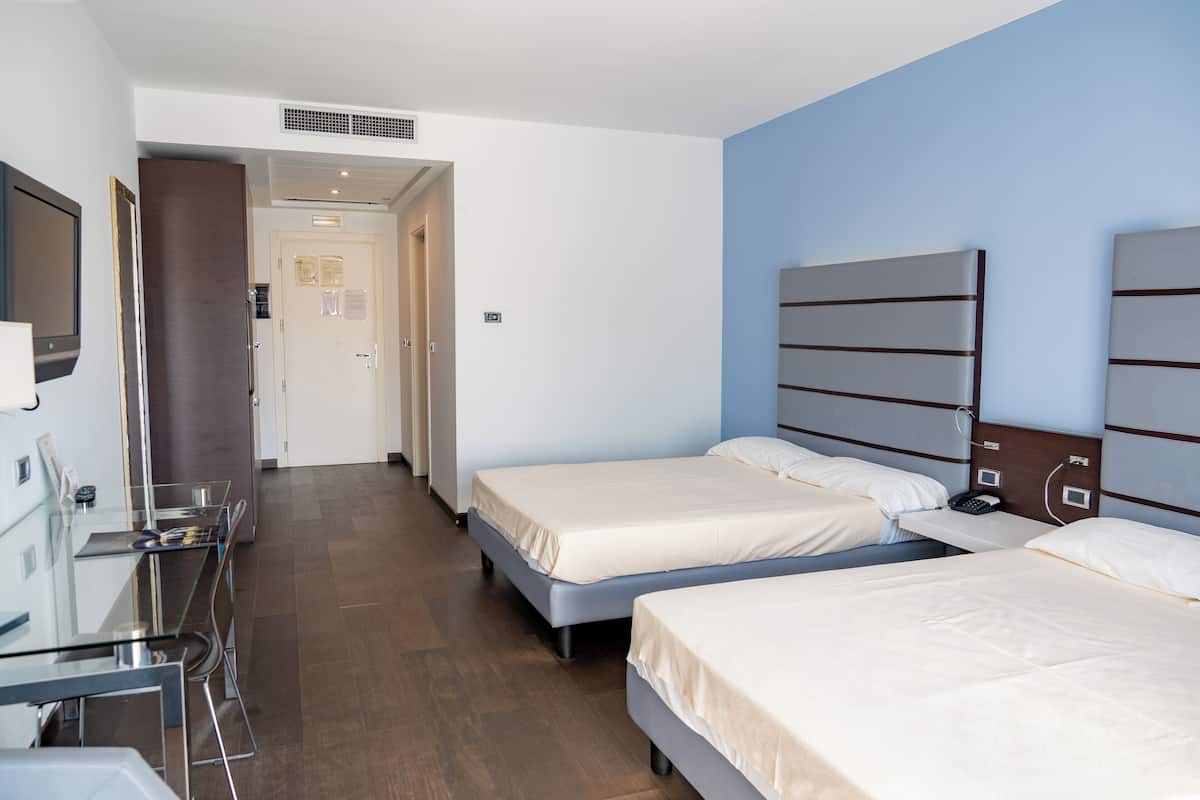 Standard Twin Room | 1 bedroom, hypo-allergenic bedding, down comforters, minibar