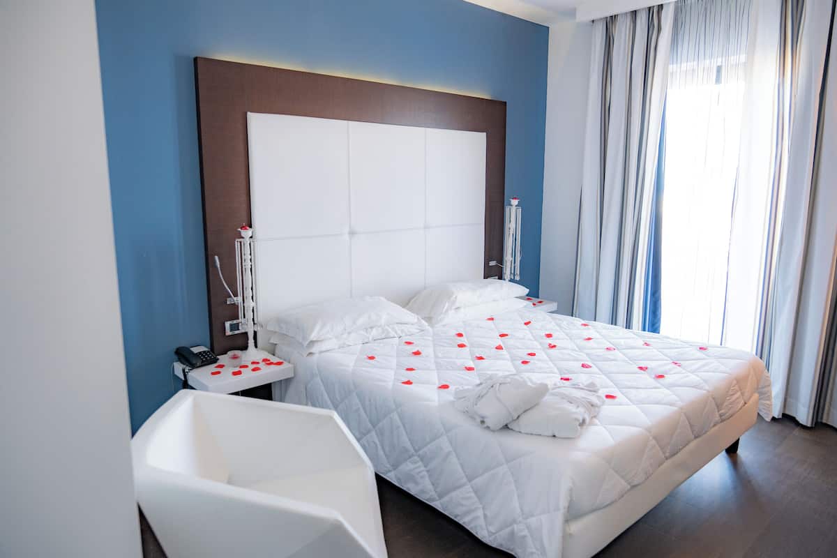 Standard Suite | 1 bedroom, hypo-allergenic bedding, down comforters, minibar