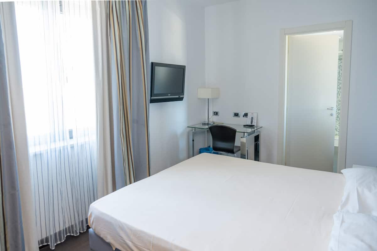 Economy Double Room | 1 bedroom, hypo-allergenic bedding, down comforters, minibar