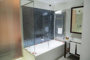 Standard Suite | Bathroom | Shower, rainfall showerhead, hair dryer, bidet - Hotel Napoleon (Melissa)