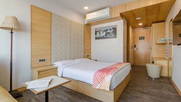 In-room safe, desk, free WiFi