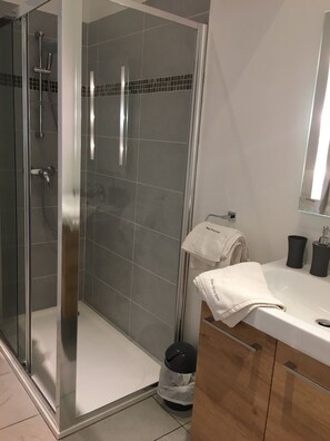 Comfort Double Room, Ensuite (Chambre DIRECTION 2) | Bathroom | Towels