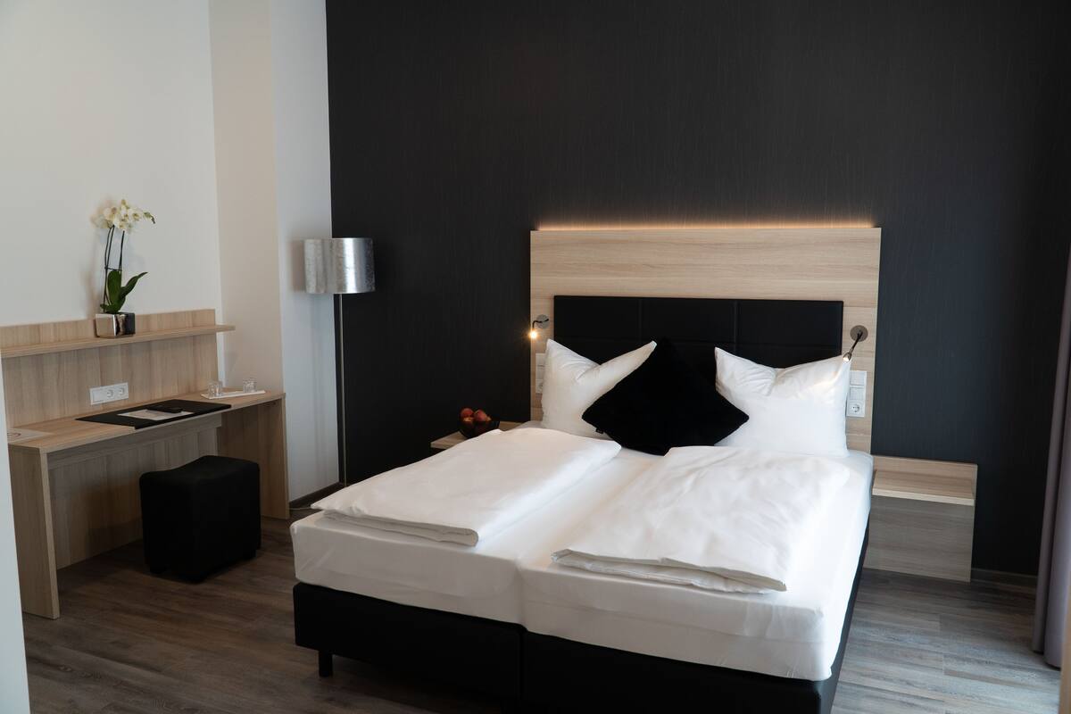 Dobbeltrom | Allergitestet sengetøy, skrivebord og skrivebord for bærbar PC