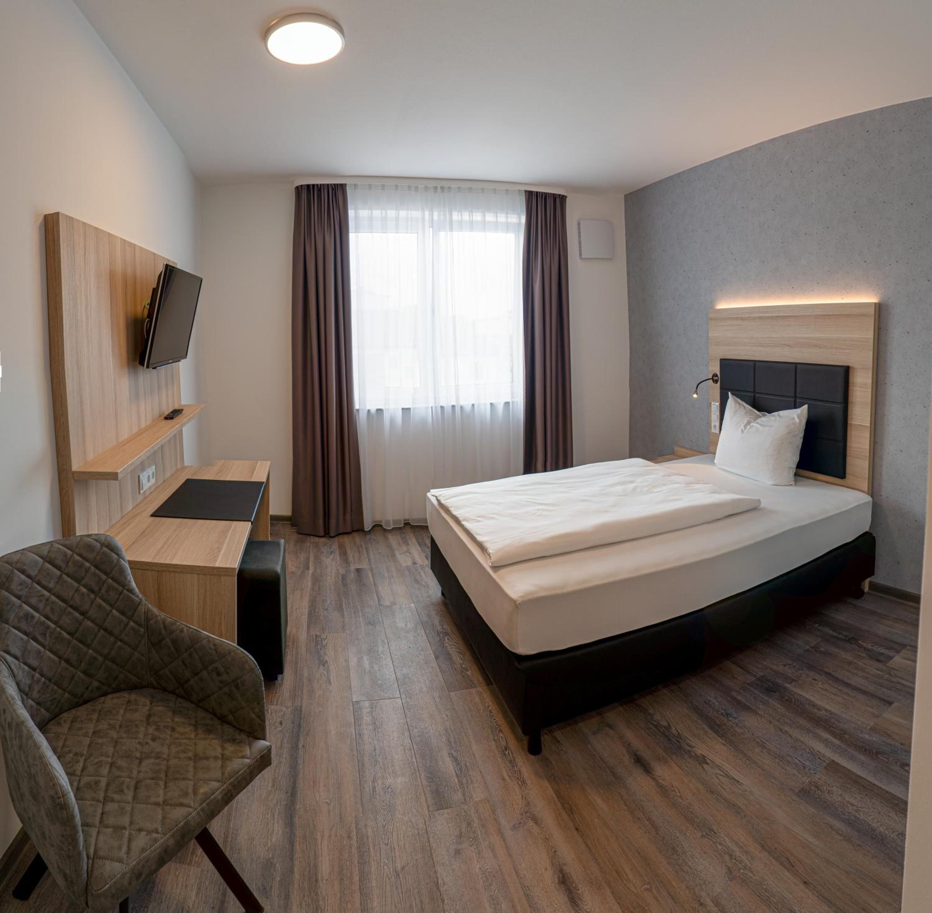 single room | hypo-allergenic bedding, desk, laptop workspace, soundproofing