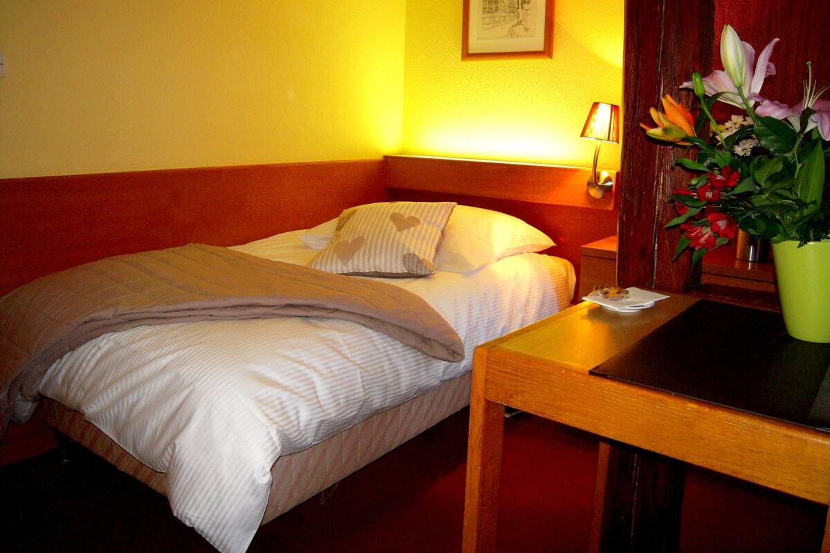 Triple Room, Multiple Beds | WiFi (free), individually decorated, individually furnished, bed sheets