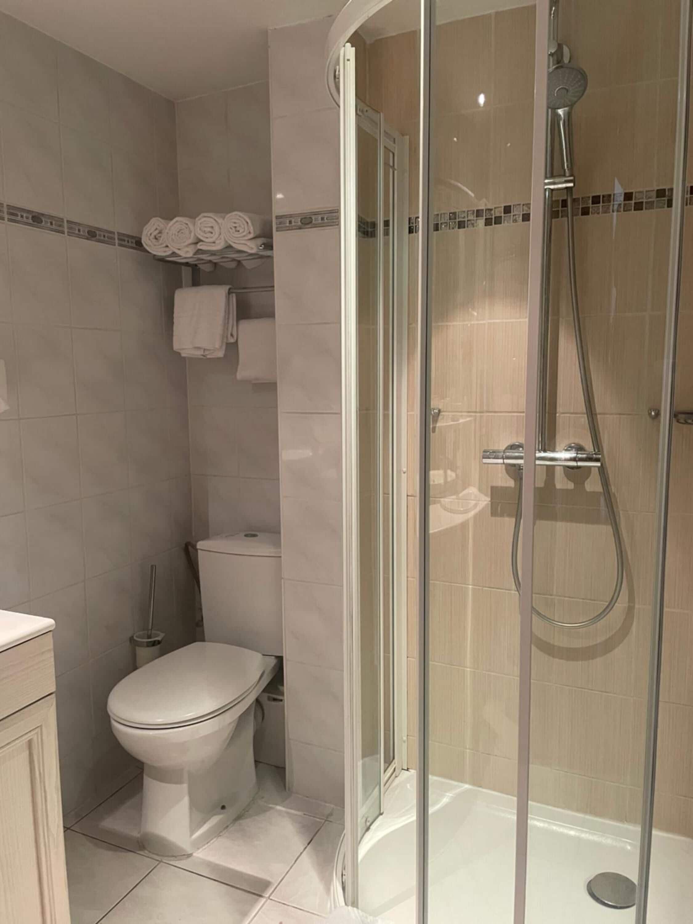 Douche, sèche-cheveux, serviettes fournies