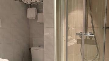 Douche, sèche-cheveux, serviettes fournies