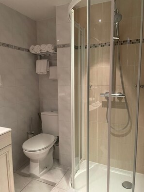Shower, hair dryer, towels - Hôtel Sainte Odile (Obernai)