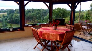 Daily cooked-to-order breakfast (EUR 7 per person)