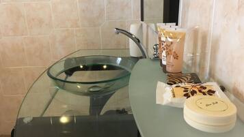 Executive Double Room | Bathroom | Free toiletries, towels