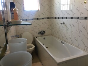 Standard Double Room | Bathroom | Free toiletries, towels - Tashatha Hotel (Tutume)