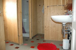 Habitación doble, baño compartido | Baño | Regadera, secadora de cabello, toallas, jabón 