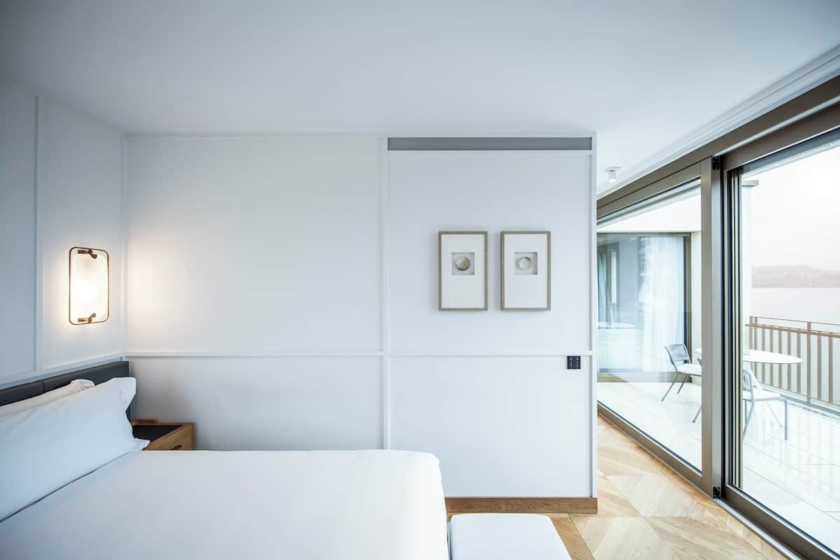 Ropa de cama de alta calidad y artículos del minibar gratis