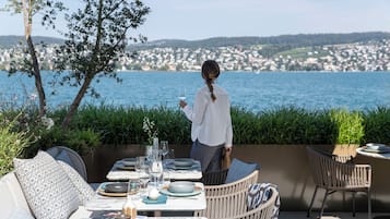 Petit déjeuner, déjeuner, dîner et brunch servis sur place