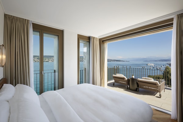 Penthouse One Bedroom Suite | Roupas de cama premium, frigobar (abastecido com alguns itens grátis)