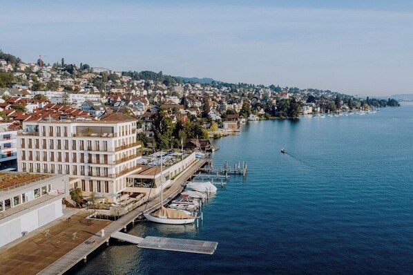 Front of property - Alex Lake Zürich (Thalwil)
