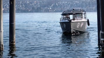 Un barco amarrado en un muelle con un paisaje urbano al fondo.